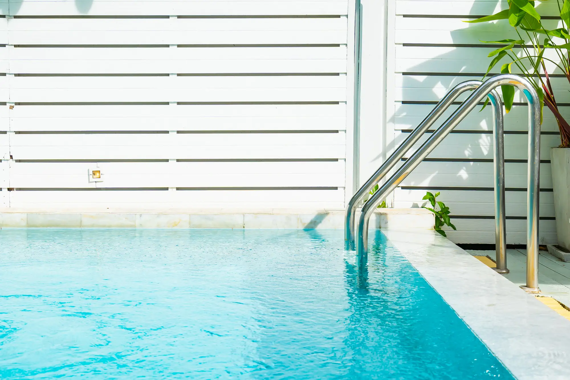 white vinyl pool fence